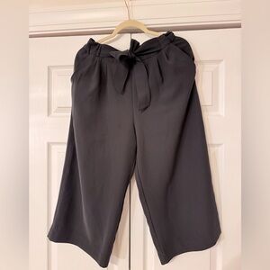 Lululemon Noir Crop pants size 10
Color black